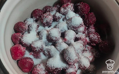 В сотейник к вишне добавить крахмальную воду и 2 столовые ложки сахара. Варить, помешивая, до загустения.