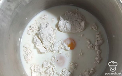 Теперь приступить к приготовлению крема. В алюминиевую кастрюльку влить молоко, сахар, муку и желток. Все хорошо перемешать венчиком и поставить на медленный огонь