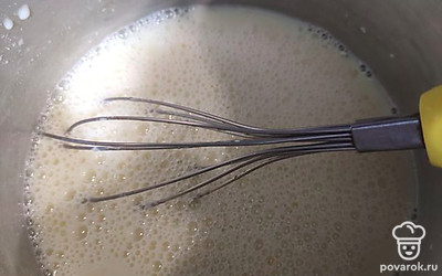 Очень важно от плиты не отходить ни на минуту во время приготовления крема. Постоянно помешивая, варить крем до появления первых пузырьков кипения и сразу же отключить плиту. К этому времени вы почувствуете, как крем хорошо густеет. Благодаря постоянному помешиванию в нем не будет ни одного комочка и он не пригорит.