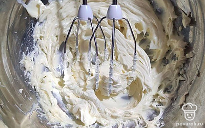 Когда крем остынет, взбить миксером сливочное масло.