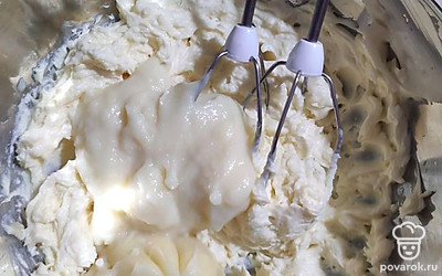 Постепенно добавить к маслу крем и взбивать до полного перемешивания.