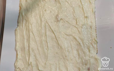 Взять тарелку, в которой будет стоять торт. Рядом поставить крем, вишнёвую начинку. На тарелку выложить 1 столовую ложку крема, а сверху положить первый корж. Это нужно, чтобы корж держался крепко и не ерзал по тарелке, так будет гораздо удобнее собирать торт. Корж жирно намазать кремом.