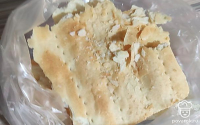 Кстати, 1 корж нужно положить в пакетик и измельчить его рукой. Эта крошка нам нужна будет для обсыпки торта.