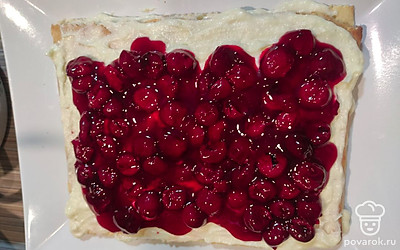 Собрать весь торт, каждый корж промазывая кремом. Не жалейте крема, мажьте жирно. На второй корж сверху выложить начинку из вишни.