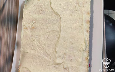 Продолжить собирать торт. В конце украсить торт обсыпкой со всех сторон.