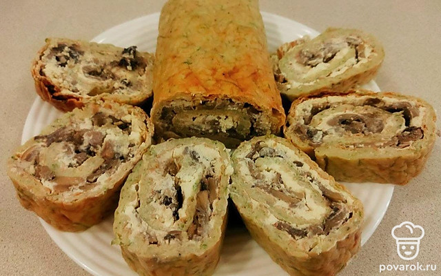 Закусочный кабачковый рулет с грибами и сливочным сыром — Рецепт с фото