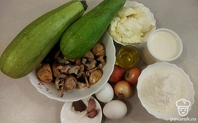 Кабачки и шампиньоны помойте и обсушите. Лук и чеснок очистите и помойте. Подготовьте посуду и пергамент для выпечки.