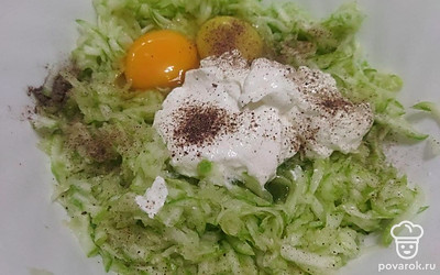 Кабачки натрите на терке и отожмите жидкость. Добавьте сметану, яйца и соду. Посолите, поперчите и перемешайте. В несколько заходов всыпьте муку, пока тесто станет, как жидкая сметана. Выложите его на противень со смазанным пергаментом и отправьте в горячую духовку. Выпекайте при 180 градусах 20-30 минут до румяного цвета.