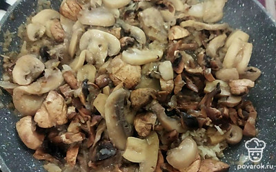 На растительном масле 3-4 минуты жарьте лук, нарезанный кубиком. Добавьте измельченный чеснок, затем – грибы, также нарезанные кубиком. Приправьте солью и перцем по вкусу. Жарьте, пока испарится жидкость, а грибы зарумянятся. Оставьте остывать.