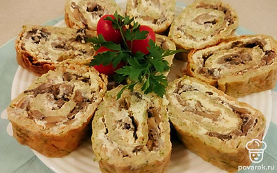 Нарежьте рулет на порционные куски наискосок и подайте. Выставьте сметану, любой другой соус. Украсьте зеленью и свежими овощами.