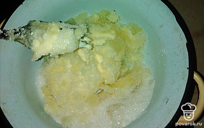 Ставим водяную баню. Как закипит вода ставим тарелку или что есть, только чтобы не касалось дна, кладём 100 граммов масла, сахар и топим.