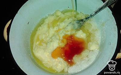 Потом добавляем в эту массу 3 ложки меда.
