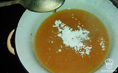 Все растопилось. Кладём соду, масса побелеет и увеличиться в объёме, как это произошло снимаем с огня.