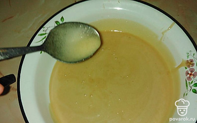 Выливаем в удобную тару, где удобно будет мешать.
