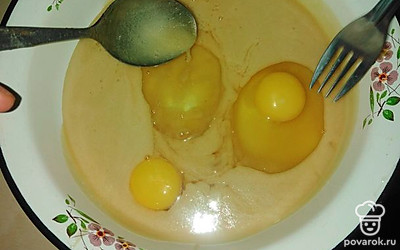 Ждём остывания, добавляем яйца и муку.