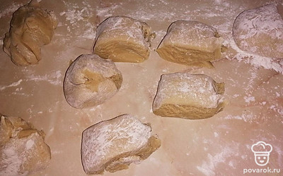 Как замешали тесто, катаем колбасу толстую и делим на 8 частей.