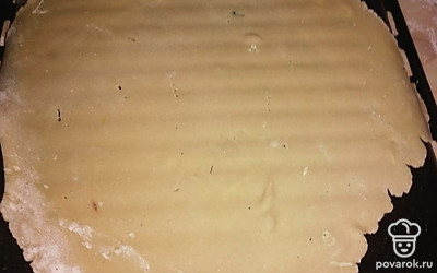 Каждый шар катаем в тонкий пласт, с добавлением муки, прежде чем положить тесто на противень, смазать маслом надо, если есть антипригарный коврик не надо смазывать.