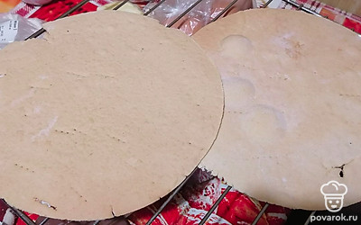 Отправляем в разогретую до 200 градусов духовку, как положили корж, температуру снижаем до 180 градусов. Каждый корж прокалываем вилкой. Печь корж 5-7 минут.
После, как достали корж из духовки, вырезаем нужную нам форму ножом и остужаем.