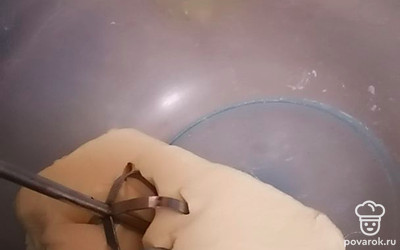 Приступаем к крему. Берем сливочное масло и мешаем миксером.