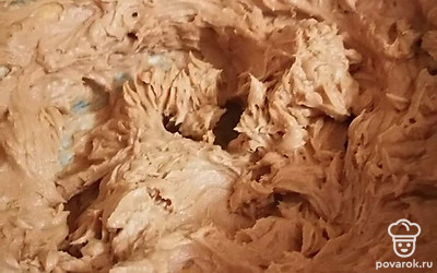 Добавляем сгущенку, взбиваем. Собираем торт.