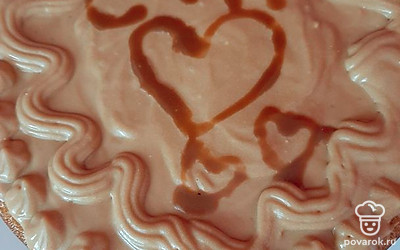 Этот торт можно украсить как обрезками коржа, так и кремом. Вариантов очень много. Вот один из них. Творите! Фантазируйте! 