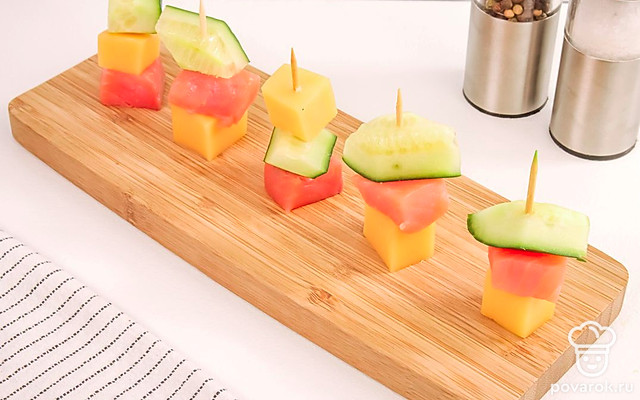 Канапе с семгой, сыром и огурцом — Рецепт с фото