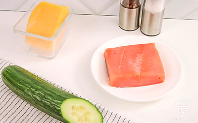 Тщательно промойте огурец и срежьте кожуру, если она жесткая или горчит.