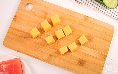 Нарежьте сыр кубиками или со стороной около 2-3 см.