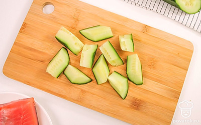 Произвольно нарежьте огурцы, но каждый кусочек должен получиться соразмерным кусочкам сыра (также 2-3 см).