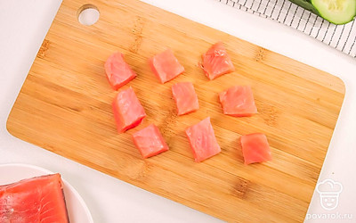 На такие же кусочки длиной до 3-4 см нарежьте семгу.