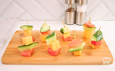 Нанизывая на зубочистки или специальные шпажки все ингредиенты, соберите канапе. Можете выстраивать семгу, сыр и огурец в произвольном порядке - так даже интереснее.