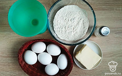 Предварительно просейте муку, разрежьте сливочное масло на маленькие кусочки.