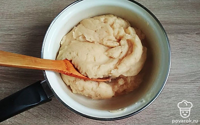 Приготовьте тесто. В сотейник налейте воду, добавьте соль и масло, доведите до кипения. Затем в один прием всыпьте муку и снимите сотейник с плиты. Быстро и тщательно перемешайте с помощью деревянной ложки, чтобы не осталось комочков.