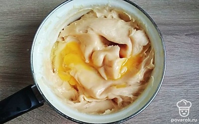 Верните сотейник на плиту и, продолжая перемешивать, прогревайте тесто до тех пор, пока на дне не останется бархатный налет. Тесто при этом должно собраться в гладкий ком. Снимите посуду с плиты и остужайте тесто, помешивая, чтобы оно не заветрилось. В остывшее, но еще теплое тесто вбивайте по одному яйца, тщательно вымешивая деревянной лопаткой. Должно получиться плавно стекающее тесто, образующее на лопатке свисающий треугольник.