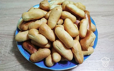 С помощью кондитерского мешка сделайте палочки из теста, примерно 5 сантиметров. Выпекайте в разогретой до 180C духовке около 25 минут, затем снизьте температуру до 160C и выпекайте еще 10 минут. Важно в процессе выпечки дверцу духовки не открывать, пальчики можно оставить остывать в духовке, так как данный вид теста лучше пересушить, чем недопечь.