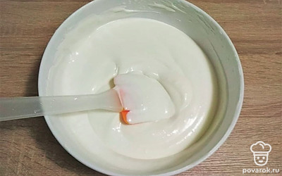 Приготовьте крем. Сахар соедините со сметаной в отдельной посуде и оставьте на время, чтобы сахар растаял. В это время взбейте охлажденные сливки до устойчивых пиков. Хорошо перемешайте сметану до полного растворения сахара и соедините ее со взбитыми сливками. Аккуратно перемешайте на малых оборотах миксера, сильно взбивать не надо.