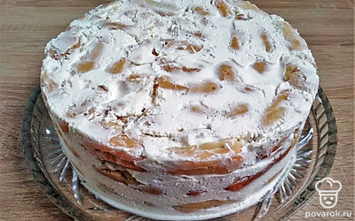 С помощью разъемной формы или кондитерского кольца соберите торт. Бока формы желательно выложить ацетатной пленкой, дно смажьте кремом (5-6 ст.л.), сверху выложите слой пальчиков так, чтобы они плотно прилегали друг к другу. Распределите слой крема. Повторите такие слои несколько раз, оставив небольшое количество крема для финальной обмазки торта. Верхний слой покройте кремом, сверху поместите плоскую тарелку и поставьте груз. Отправьте торт в холодильник для пропитки не менее чем на 6 часов.