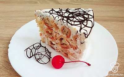 Подавайте торт на красивом блюде. Разрежьте на порционные кусочки, украсьте кондитерской вишней.