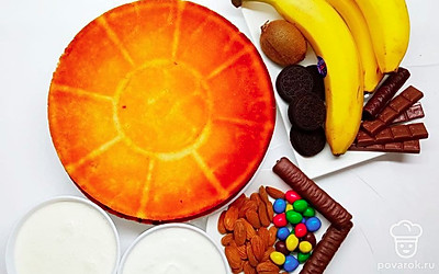 Очистите бананы и киви и нарежьте их. В глубокой емкости взбейте сливки до устойчивых пиков.