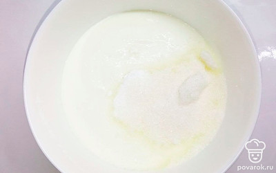 Смешайте сметану с сахаром. Перемешивайте до тех пор, пока не раствориться сахар. Готовый корж смешайте получившейся смесью.