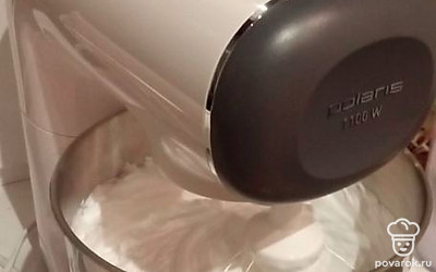 Взбить миксером яйца, сахар, растопленное сливочное масло до густой пены. Всыпать муку и соду.