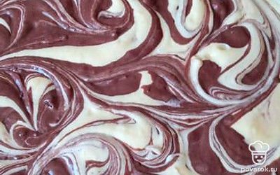 Разделить массу на 2 части, в одну всыпать какао и хорошо перемешать. Выложить на противень в шахматном порядке белый и шоколадный цвет, перемешать, делая узоры.