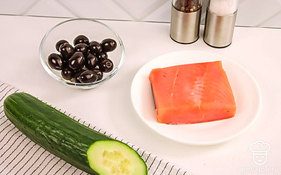 Промойте огурец, выложите консервированные маслины из банки.