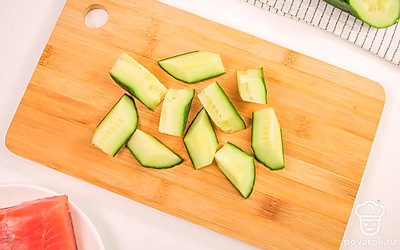 Нарежьте огурец кусочками произвольной формы, но так, чтобы они легко помещались во рту - канапе едят целиком, не откусывая.