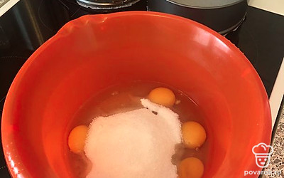Взбить яйца с сахаром до белой пены. Взбивать не менее 10 минут.