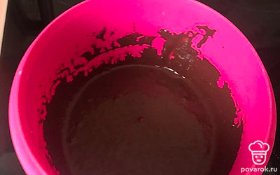 В горячем молоке растворить какао-порошок, хорошо перемешать. Добавить растительное масло, перемешать. 