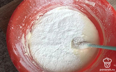 К взбитым яйцам просеять муку с разрыхлителем в несколько этапов, перемешать аккуратно лопаткой.