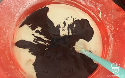 Добавить какао с маслом, аккуратно перемешать.