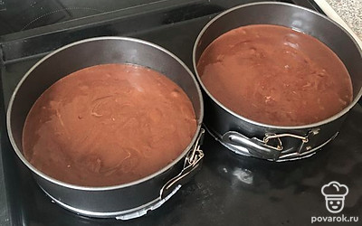 Тесто разлить в формы диаметром по 18 см.