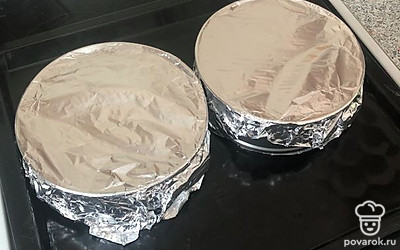 Накрыть фольгой и выпекать в духовке 35-40 минут при температуре 175-180 градусов до сухой зубочистки. Во время выпекания дверцу не открывать.